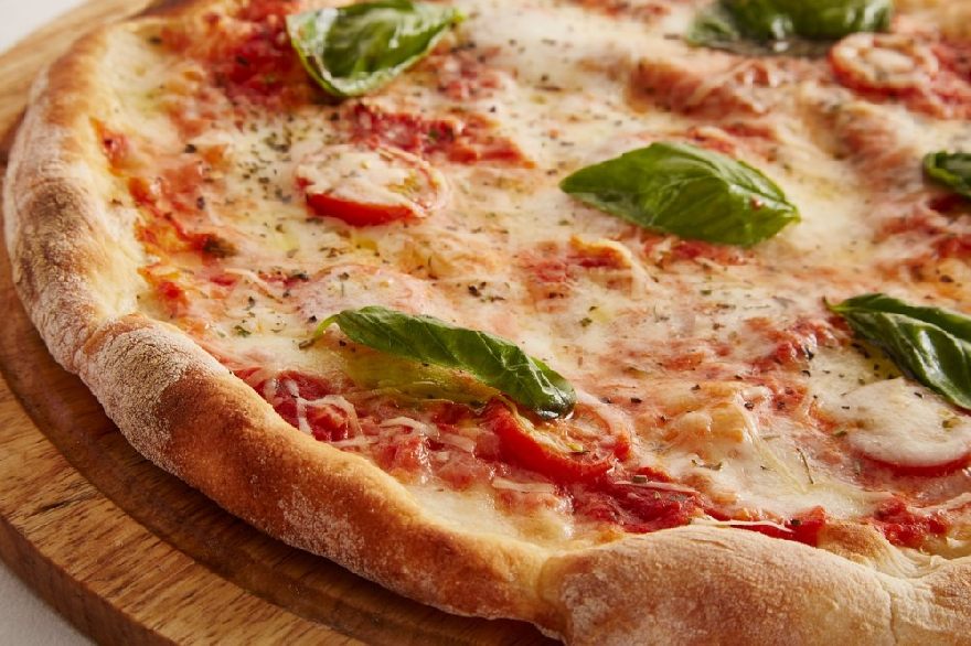Leckere frische Steinofen Pizza wie bei der Pizzeria Concetto in Detmold.